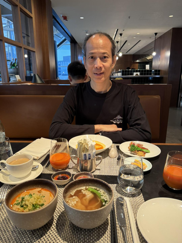 超強颱風樺加沙｜蘇民峰打風前夕搭頭等艙旅行 獲網友讚超前部署：飛得快好世界 