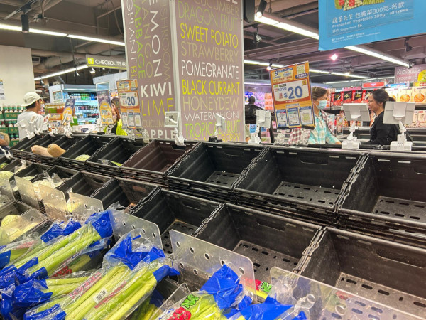 颱風樺加沙｜記者直擊港人打風買餸潮！街市逼爆如羅湖過關 超市一蔬菜竟無人吼？