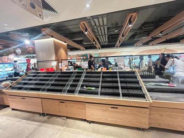 颱風樺加沙｜記者直擊港人打風買餸潮！街市逼爆如羅湖過關 超市一蔬菜竟無人吼？