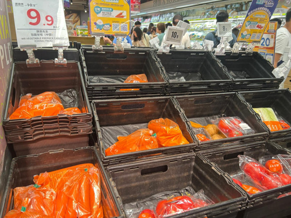 颱風樺加沙｜記者直擊港人打風買餸潮！街市逼爆如羅湖過關 超市一蔬菜竟無人吼？