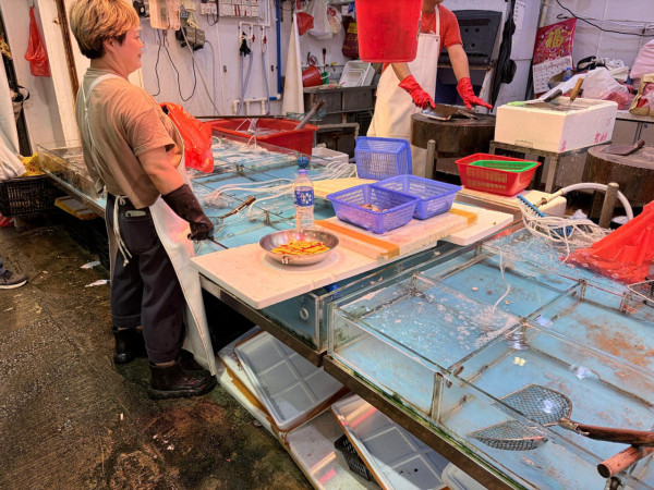 颱風樺加沙｜記者直擊港人打風買餸潮！街市逼爆如羅湖過關 超市一蔬菜竟無人吼？
