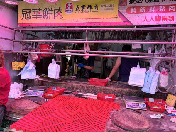 颱風樺加沙｜記者直擊港人打風買餸潮！街市逼爆如羅湖過關 超市一蔬菜竟無人吼？