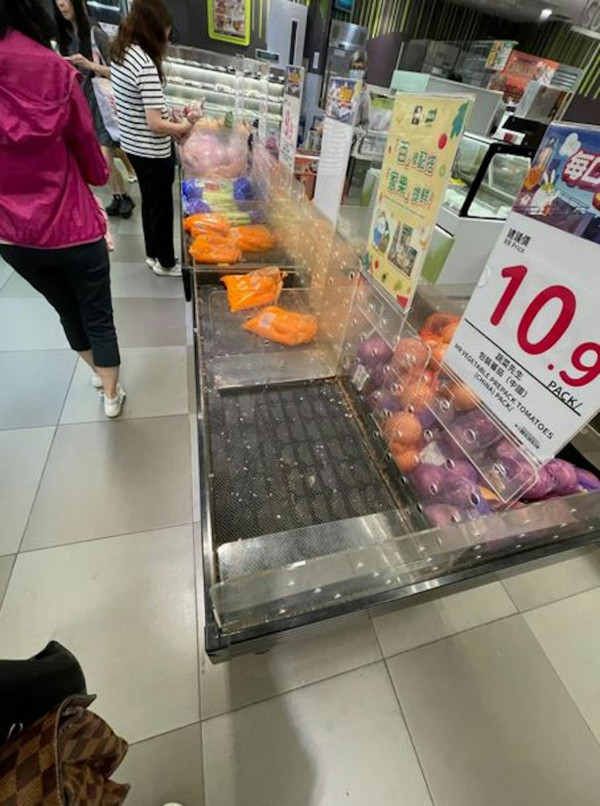 打風｜杏花邨驚見沖天噴泉 疑似海水倒灌 網民：未出發先興奮