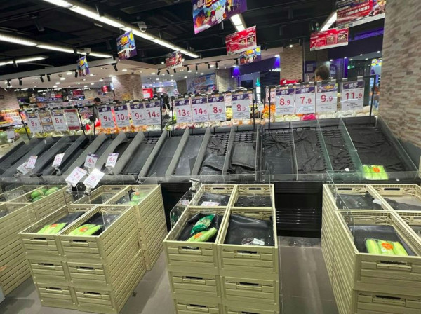 打風｜各區超市出現搶購潮 公仔麵凍肉蔬菜「清零」 網民驚訝：呢樣嘢都搶購一空？