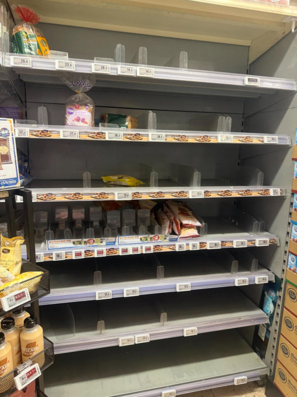 打風｜各區超市出現搶購潮 公仔麵凍肉蔬菜「清零」 網民驚訝：呢樣嘢都搶購一空？