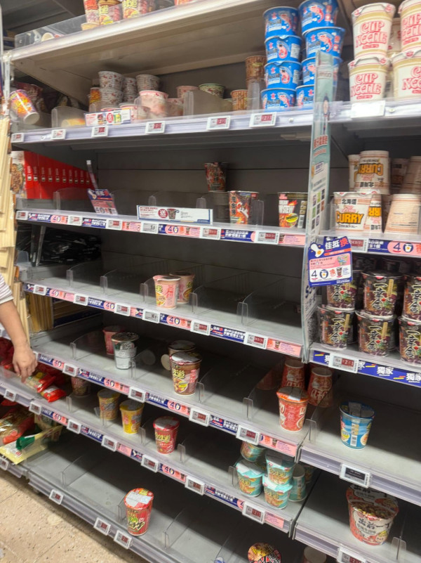 打風｜各區超市出現搶購潮 公仔麵凍肉蔬菜「清零」 網民驚訝：呢樣嘢都搶購一空？