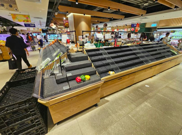 打風｜杏花邨驚見沖天噴泉 疑似海水倒灌 網民：未出發先興奮