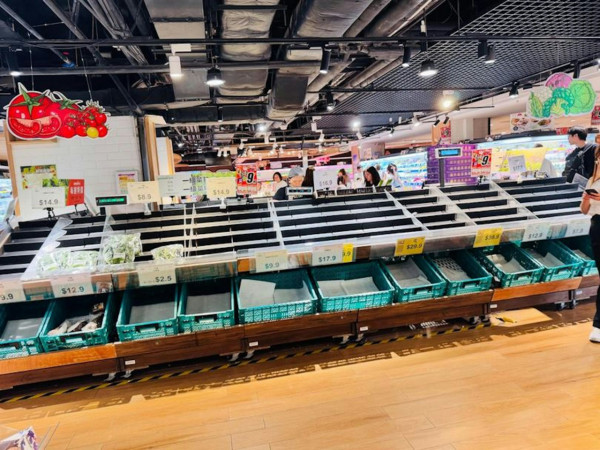 打風｜各區超市出現搶購潮 公仔麵凍肉蔬菜「清零」 網民驚訝：呢樣嘢都搶購一空？