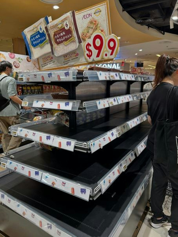 打風｜杏花邨驚見沖天噴泉 疑似海水倒灌 網民：未出發先興奮