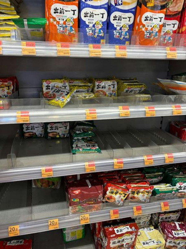 打風｜各區超市出現搶購潮 公仔麵凍肉蔬菜「清零」 網民驚訝：呢樣嘢都搶購一空？