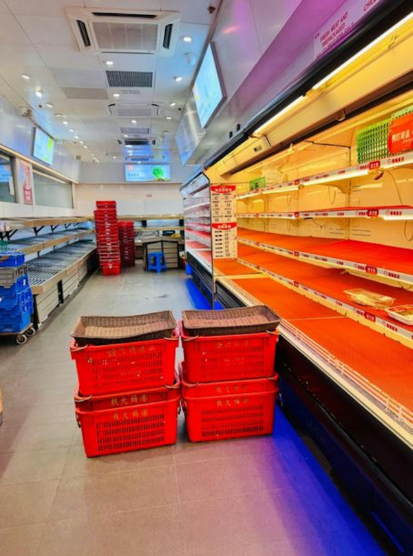 打風｜杏花邨驚見沖天噴泉 疑似海水倒灌 網民：未出發先興奮