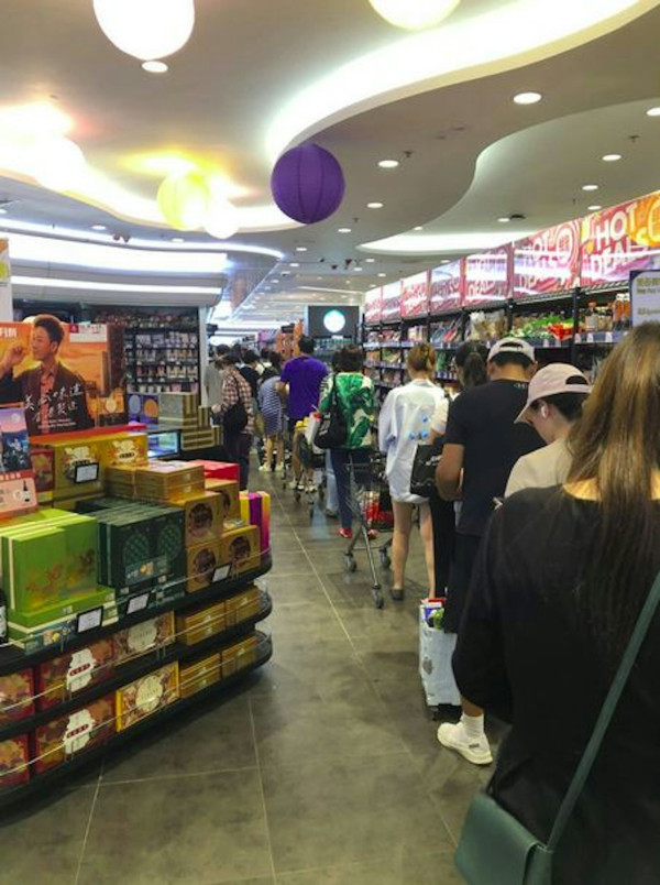 颱風樺加沙｜佘詩曼閨密直擊打風前超市情況 貨架空空如也！只成功搶購一物 