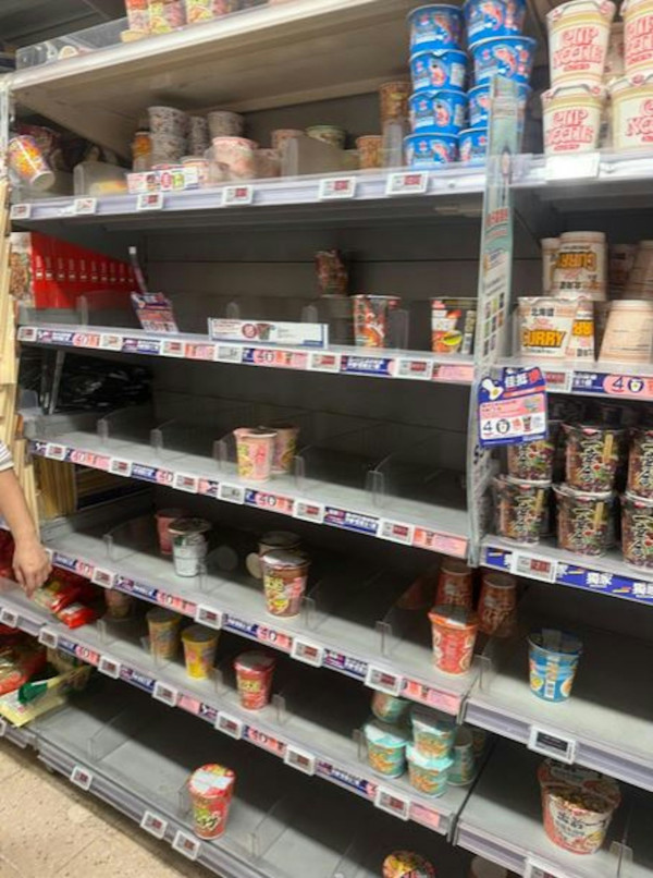 打風｜各區超市出現搶購潮 公仔麵凍肉蔬菜「清零」 網民驚訝：呢樣嘢都搶購一空？