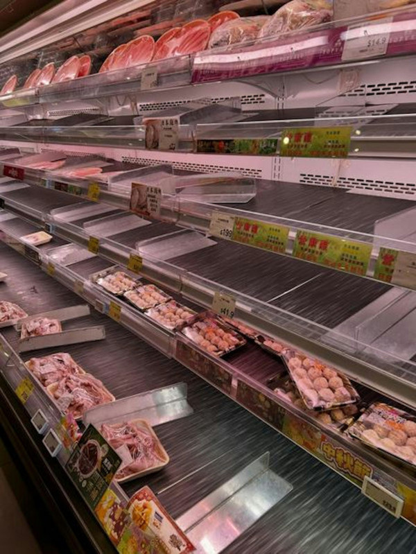 打風｜杏花邨驚見沖天噴泉 疑似海水倒灌 網民：未出發先興奮