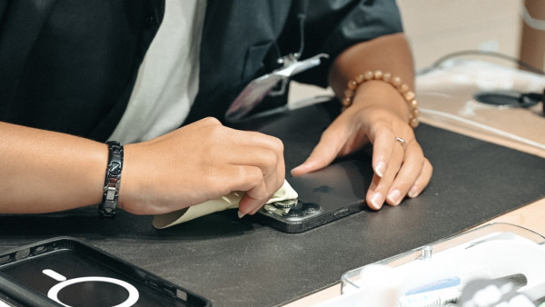 iPhone 17 系列貼膜注意 切勿用這工具極易刮花機身