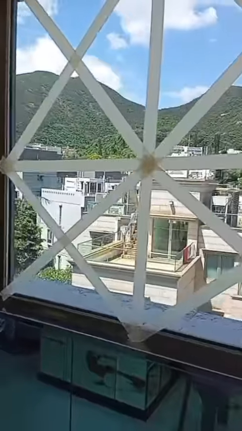 颱風樺加沙｜「富二代歌手」30億豪宅超前準備防風！無死角貼滿膠紙︰咁樣都有事，我搬