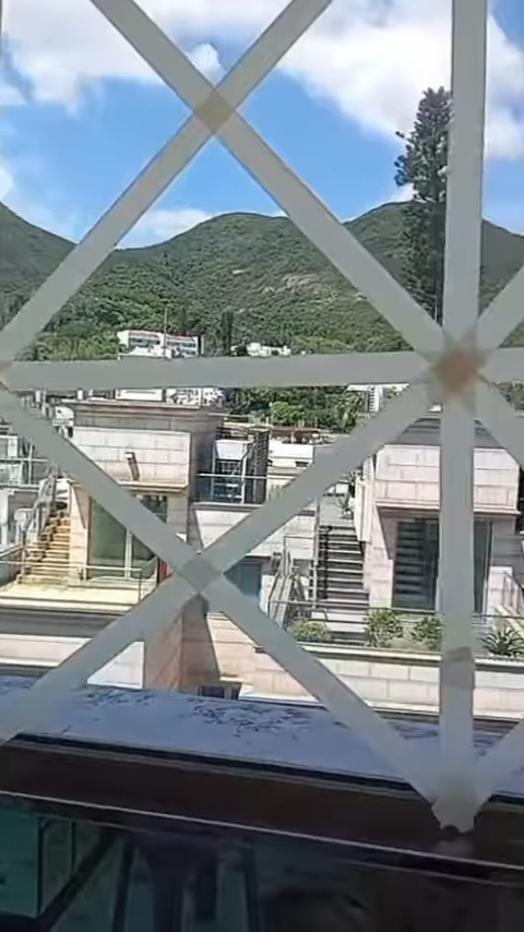 颱風樺加沙｜「富二代歌手」30億豪宅超前準備防風！無死角貼滿膠紙︰咁樣都有事，我搬