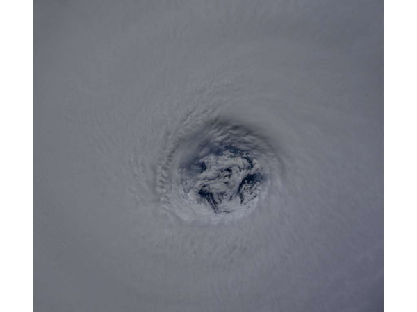 早前國際太空站 ISS 拍得超強颱風樺加沙的風眼圖片。