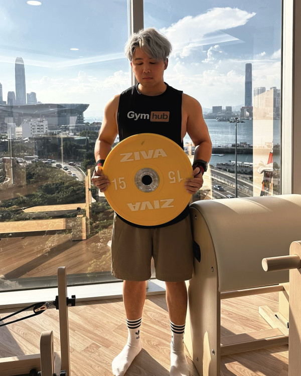 颱風樺加沙｜「富二代歌手」30億豪宅超前準備防風！無死角貼滿膠紙︰咁樣都有事，我搬