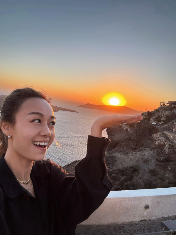 黃心穎避颱風夫妻出走希臘曬火辣泳衣照 咪神驕人身材重見天日驚艷網民