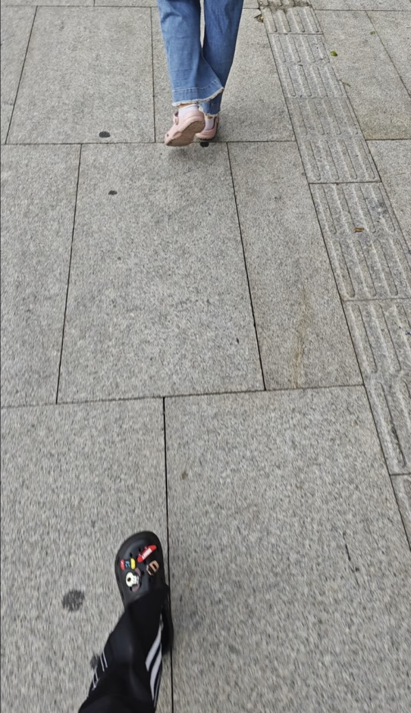 颱風樺加沙|深圳市民集體出動同一法寶 打工仔:打風下雨天必備!