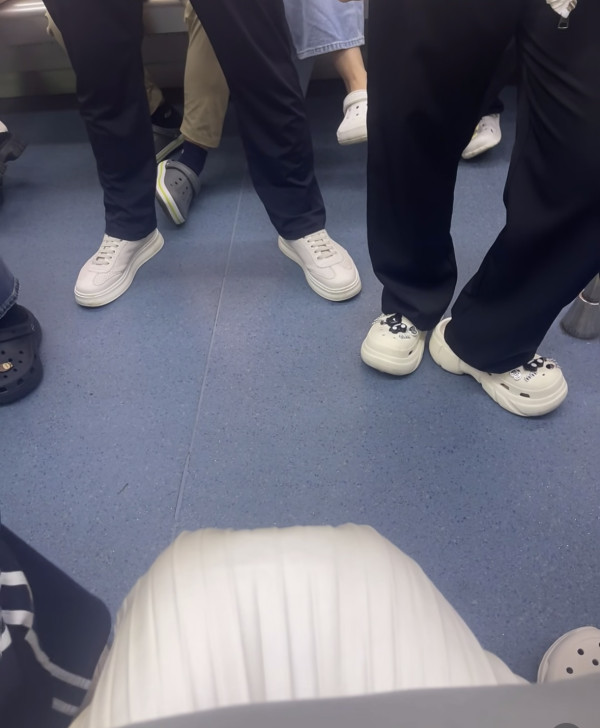 颱風樺加沙|深圳市民集體出動同一法寶 打工仔:打風下雨天必備!