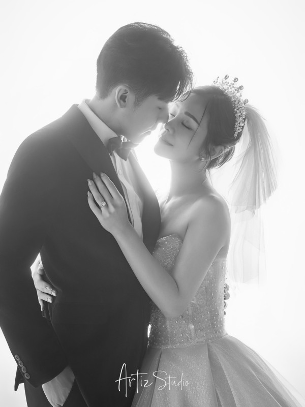 張振朗前女友生B後補搞婚宴大日子 同屆港姐閨蜜大DeepV曬巨胸搶盡風頭