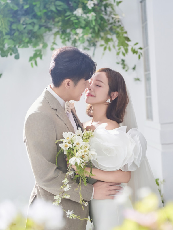 張振朗前女友生B後補搞婚宴大日子 同屆港姐閨蜜大DeepV曬巨胸搶盡風頭