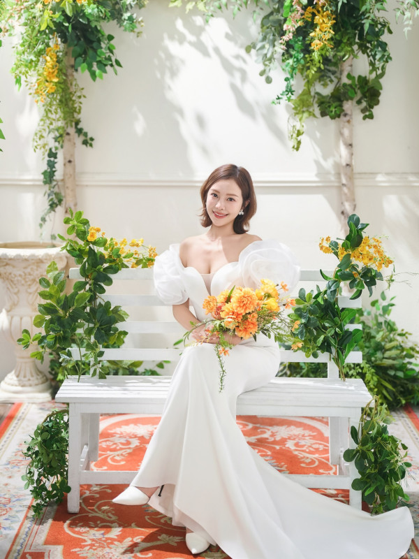 張振朗前女友生B後補搞婚宴大日子 同屆港姐閨蜜大DeepV曬巨胸搶盡風頭