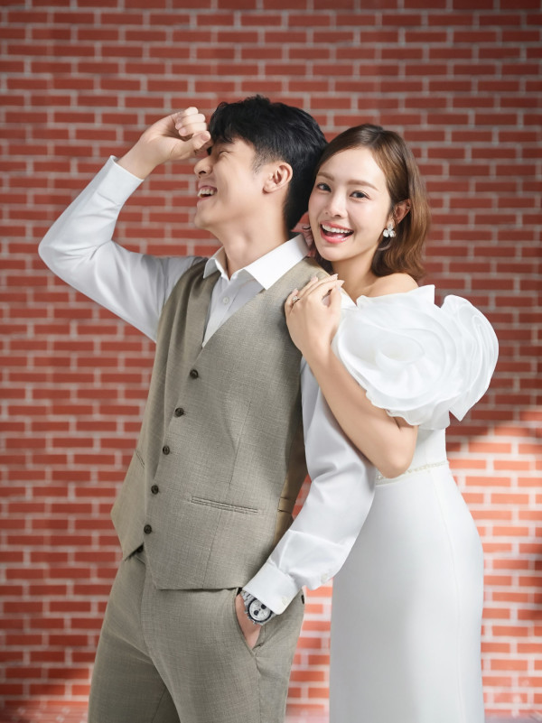 張振朗前女友生B後補搞婚宴大日子 同屆港姐閨蜜大DeepV曬巨胸搶盡風頭