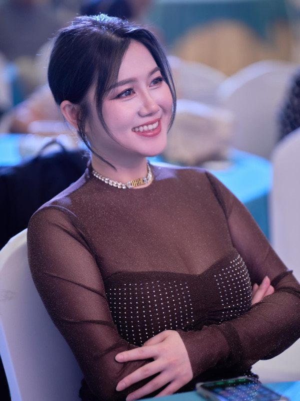 張振朗前女友生B後補搞婚宴大日子 同屆港姐閨蜜大DeepV曬巨胸搶盡風頭