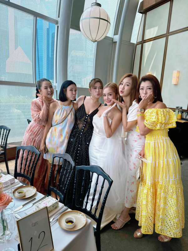 張振朗前女友生B後補搞婚宴大日子 同屆港姐閨蜜大DeepV曬巨胸搶盡風頭