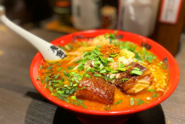 港人一家坐JR播片傾談被大叔叫靜！事主爆粗反擊稱日本人愈嚟愈無禮貌 