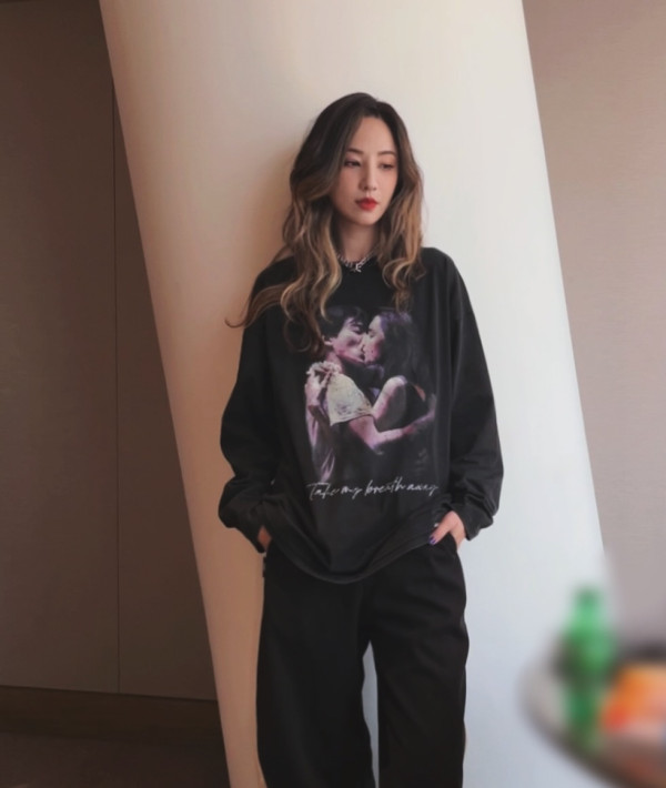 44歲鄭希怡跳崖式衰老滿面皺紋嚇窒網民 拍片反擊︰老得仲快過颱風樺加沙