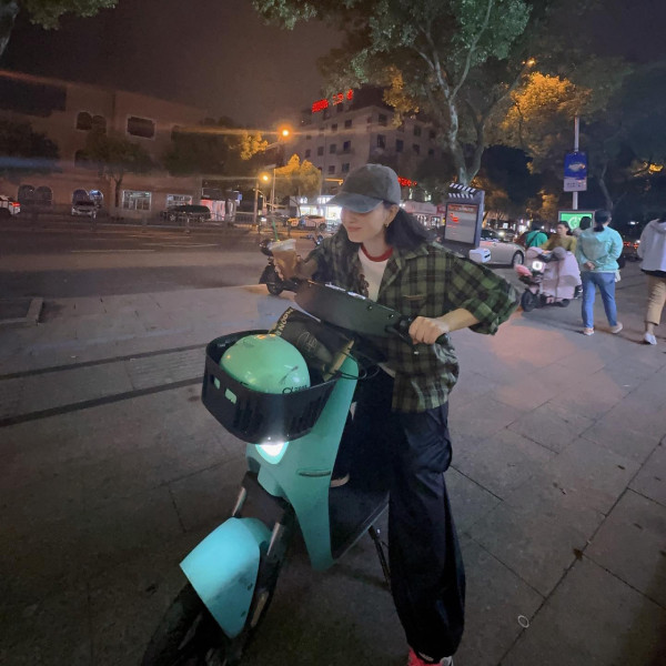 44歲鄭希怡跳崖式衰老滿面皺紋嚇窒網民 拍片反擊︰老得仲快過颱風樺加沙