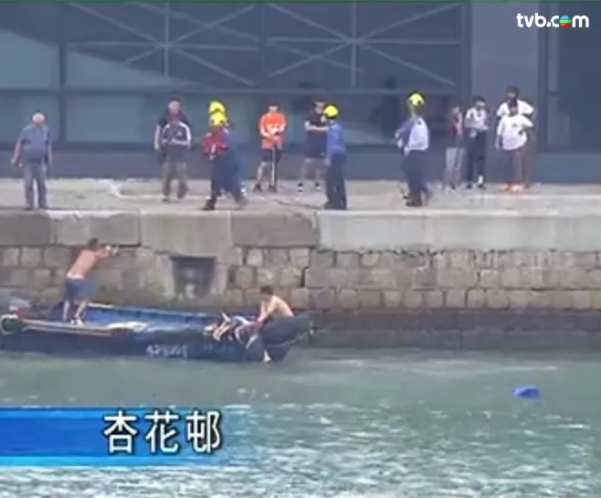 颱風樺加沙｜ 八號風球一家三口柴灣觀浪墮海！母子被捲走昏迷送院