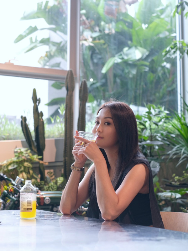 前TVB女藝人離巢後形象大解放轉型性感 搣甩乖女形象谷胸夾深溝震撼眼球
