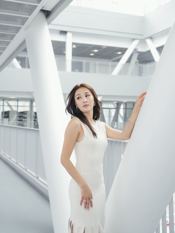 前TVB女藝人離巢後形象大解放轉型性感 搣甩乖女形象谷胸夾深溝震撼眼球