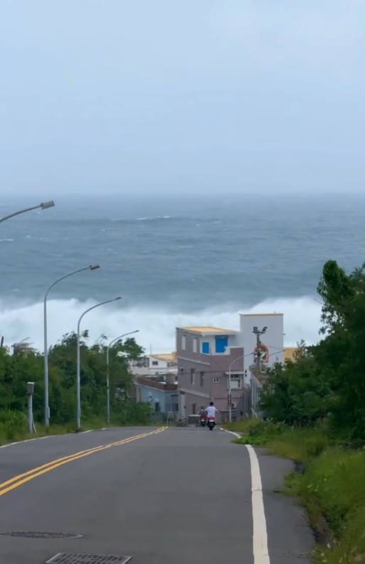 颱風樺加沙直撲！富麗敦酒店大堂玻璃門遭巨浪沖破 瞬間淹水成澤國住客跌倒尖叫 