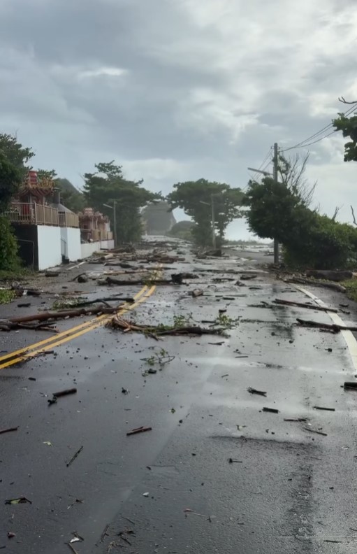 颱風樺加沙直撲！富麗敦酒店大堂玻璃門遭巨浪沖破 瞬間淹水成澤國住客跌倒尖叫 