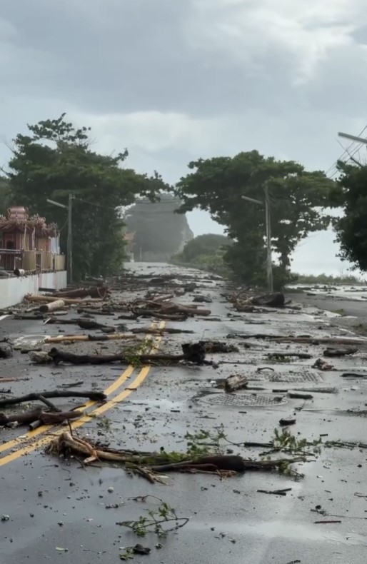 颱風樺加沙直撲！富麗敦酒店大堂玻璃門遭巨浪沖破 瞬間淹水成澤國住客跌倒尖叫 