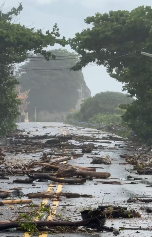颱風樺加沙直撲！富麗敦酒店大堂玻璃門遭巨浪沖破 瞬間淹水成澤國住客跌倒尖叫 