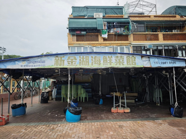 樺加沙12級颶風料直吹長洲！天文台預料離岸最高級別「極巨浪」居民嚴陣以待！沙包壓鐵皮屋頂