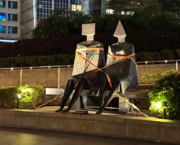 風王「樺加沙」吹襲 港交所雕塑「臨時休戰」網民：功夫佬都要避風頭！