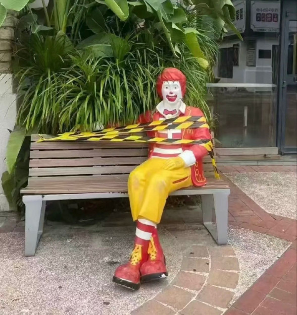 風王「樺加沙」吹襲 港交所雕塑「臨時休戰」網民：功夫佬都要避風頭！