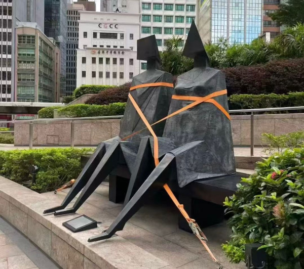 風王「樺加沙」吹襲 港交所雕塑「臨時休戰」網民：功夫佬都要避風頭！