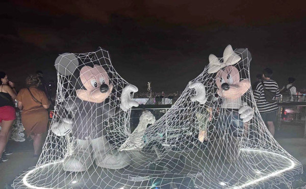 風王「樺加沙」吹襲 港交所雕塑「臨時休戰」網民：功夫佬都要避風頭！