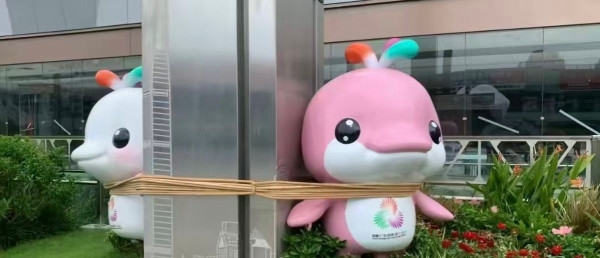 風王「樺加沙」吹襲 港交所雕塑「臨時休戰」網民：功夫佬都要避風頭！