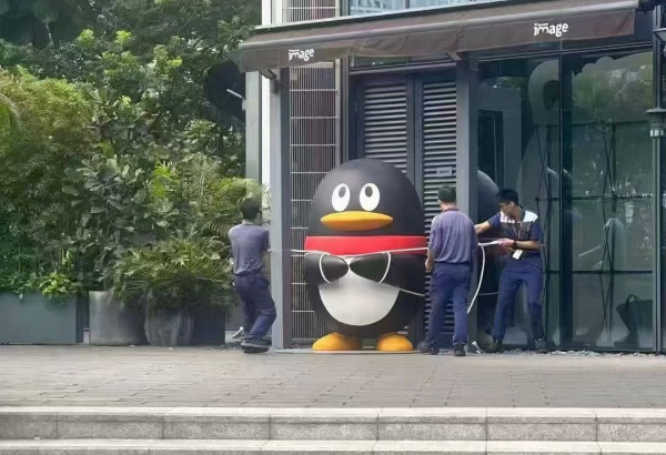 風王「樺加沙」吹襲 港交所雕塑「臨時休戰」網民：功夫佬都要避風頭！