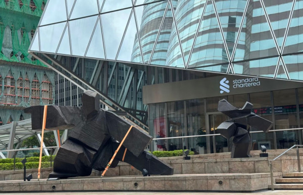 風王「樺加沙」吹襲 港交所雕塑「臨時休戰」網民：功夫佬都要避風頭！